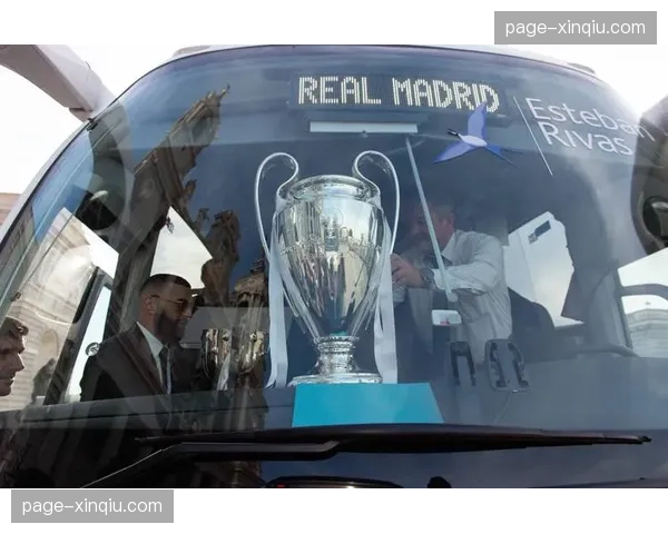 欧冠奖杯巡展抵达马德里，引发当地球迷参观热潮